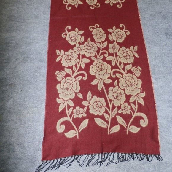 NEW  Reversible Wool Table Runner Red & Beige Floral design w/ fringe 70 x26 - Picture 7 of 7